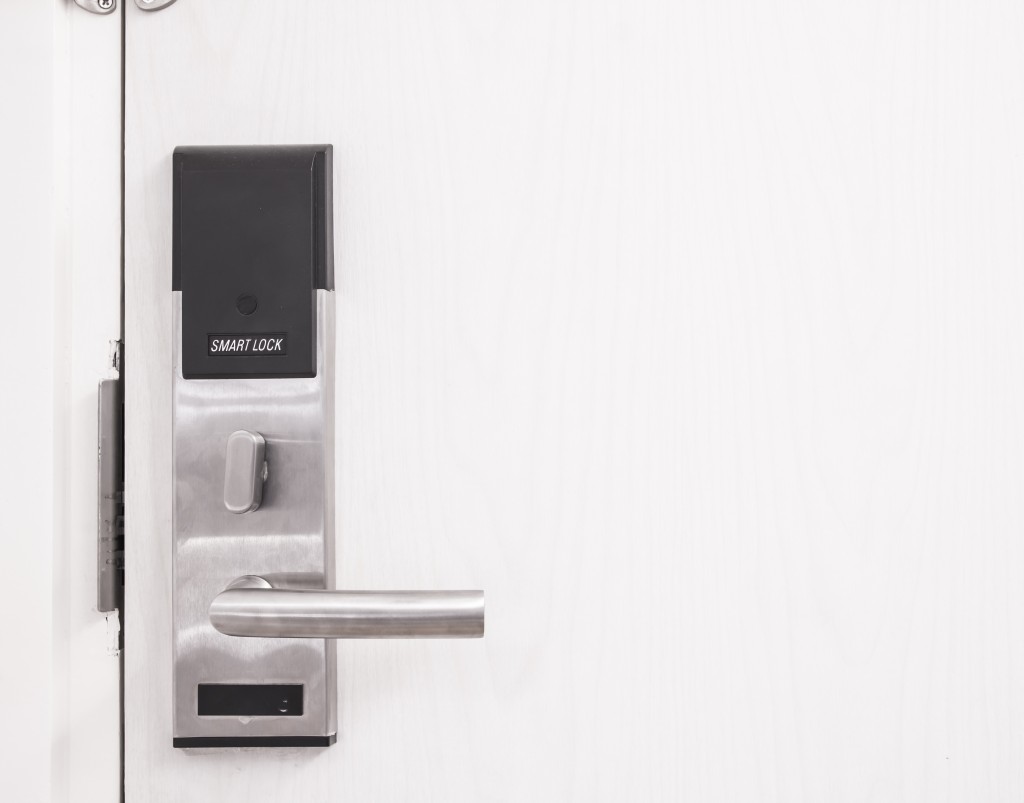 electric door knob for security