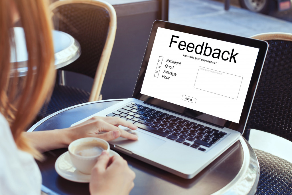 feedback concept, write review online, rating on internet